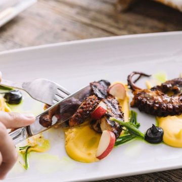 טברנה באתונה  – הפתעה ושמה ΜΑΝΗΜΑΝΗ